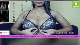 Indiase camgirl Janu onthult haar grote tieten in een verleidelijke striptease