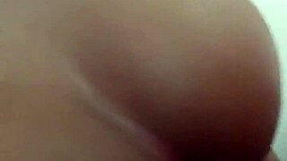 Молодой паренек гей получает анальную стимуляцию