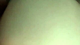 Pantat putih yang menakjubkan dipenuhi dengan sperma oleh alat besar