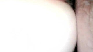Intieme vrouw wordt gevuld met sperma