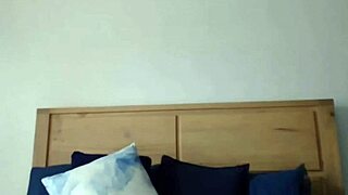 아마추어 십대가 그녀의 큰 가슴을 가지고 놀아