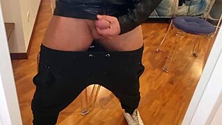 Gemiti e Sborrata Intensa in Primo Piano - CAZZO ENORME SBORRA
