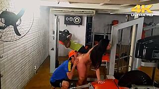 Bukkake na boceta de um gyms, os rapazes fazem o pau funktionar