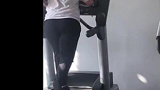 A girl with big ass runs on the treadmill