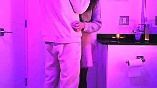 Babe agreed to sex in the toilet of the night club