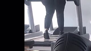 A girl with big ass runs on the treadmill