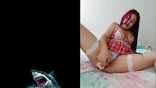 Joven venezolana se masturba para un viejo gordo