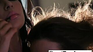 Duas lésbicas gostosas brincando com os corpos uma da outra