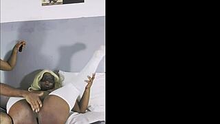 Mângâi pizda ei suculentă rasă