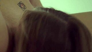 Грудастые лесбиянские шлюхи Morgan Lee и Anna Clair Clouds дразнят на диване