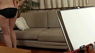 我侄子的偷偷计划展开，他让惊人阿姨裸体当素描模特。