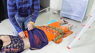 Słodka bhabhi w sari drażni devara odważną zabawą analną