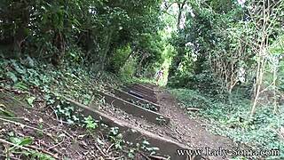 Lady Sonia和优雅同伴在乡村漫步