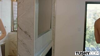 صديقات توشي تشارك زب صلب وتفتح واسع في ثلاثية مجنونة