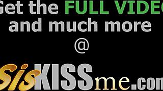 Moja roztomilá tetovaná nevlastná sestra fajčí ako profesionálka