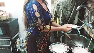 इंडियन विलेज मेड किचन में स्नीकी ओनर द्वारा हार्ड फकड