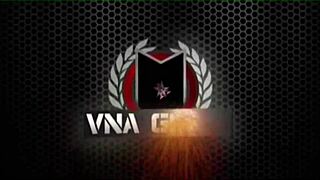 Solbränd Vicky Vette flänger solbrända kurvor i ångande dusch