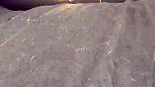 Dolgočasna kurba žena trese pičko in stiska tesen analni čep