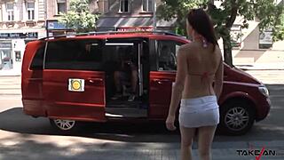 Wow, Dziki Trójkąt Emy z Dwoma Facetami w Pieprzonym Autobusie!