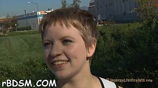 Geknebelte Spielmaus erträgt raue Muschi-Folter vom Folterer