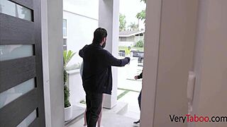 J'apprends à Lily Glee adulte à bien se comporter au garage