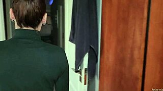 Hej, cucám mu ptáka, když je na záchodě a já kouřím