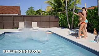 היי, שליח ג'יימס אנג'ל, מה עם קירה פרז ופיונה פרוסט בבריכה?