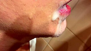 Pompino deep throat con sborra massiccia in bocca e piscio sulle tette grosse