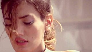 귀여운 베이비가 야외에서 애인 거대한 자지 놀아주려고 벗어