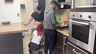 زوجة تتعرض للتحسس بجانب زوج غبي!