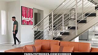 Familystrokes - lille 18+ teen 18+ Summer Brooks stoppet med kæmpe pik