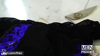 كونور وجوردان يتفوقون على أخت الزوجة في لعب خشن. رجال كوم يظهر لعب رجال قوي.