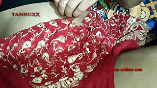 Gledal sem to indijsko skupino, ki se razživi, upogibajo za trdi doggystyle. Sperma leti povsod v domačem prizoru.