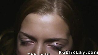 Blond aksepterer penger for rask offentlig sex med en fremmed