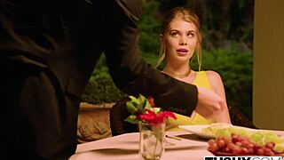 tushy îngeraș superbă 18+ seduce asistentul sugar daddy pentru distracție sălbatică.