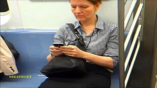 Hé, nézd ezeket a szexi lábakat a vörös hajú milfen, kicsit büdös is