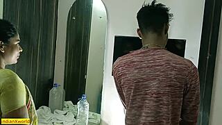 Mekanik TV rayu bhabhi panas di biliknya untuk pertemuan desi