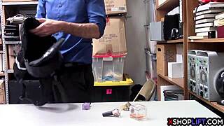 Asijská drobná teen vyměňuje kundičku, aby unikla vězení