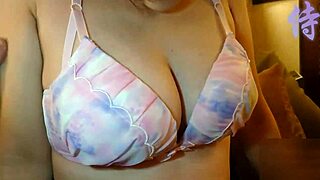 Geile asiatische Hentai-Schlampen stürzen sich in wilde Action