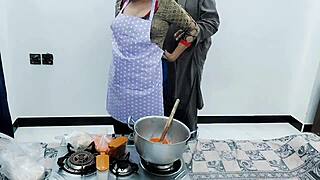 Индийская домохозяйка получает анал на кухне во время готовки! Четкий хинди аудио заводит!