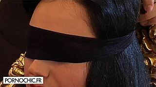 Swinger čtveřice s raw análním sexem na hradě