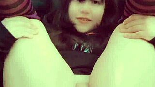 Sød lille 18+ teen Hana Lily onanerer sin stramme jomfru fisse