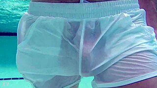 Xnxxjohn, de poolboy, beukt in doorschijnende outfit onderwater