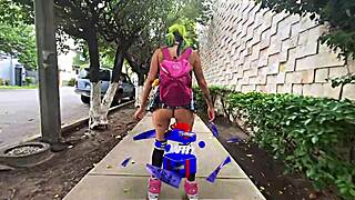 Stor ræv latina skater bøyd over!