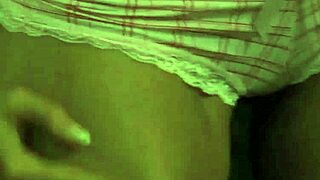 Wow, otrokyně v řetězech ohmatávána divokou lesbickou paní!