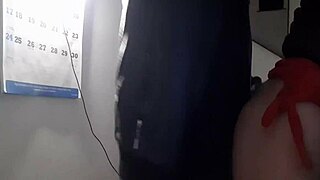 Moje krásná teta sama znovu, jak je horká! Miluju ji vidět v akci doggystyle a dávat orál