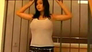 Bruneta adolescentă sexy cu sâni mari se dezbracă și se fute tare