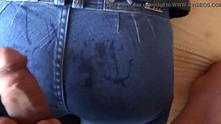 नौकरानी के पति मेरी बीवी की गैंड को उसके विशाल लंड से मारते हैं। वह गहराई तक लेती है!