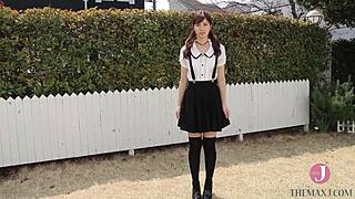 Wow ! La mignonne Japonaise secoue son gros cul en faisant du vélo honteusement !