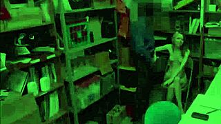 Lille blond butikstyv Alina West fanget og kneppet for at undgå politiet